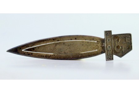 Marcador de livros em prata com letras relevadas na pega.